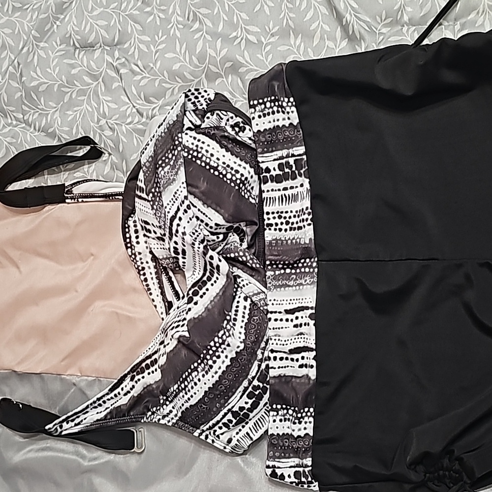 569 Ladies 2 piece black and white swimsuit size Large